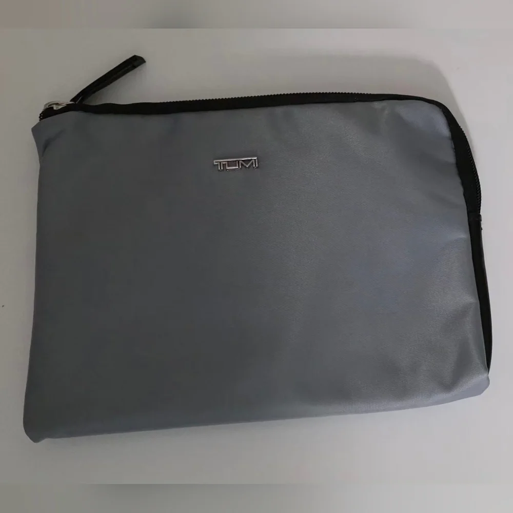 Tumi Small Gray Travel Pouch - Tumi For Delta Cosmetic Toiletrie Zipper Bag